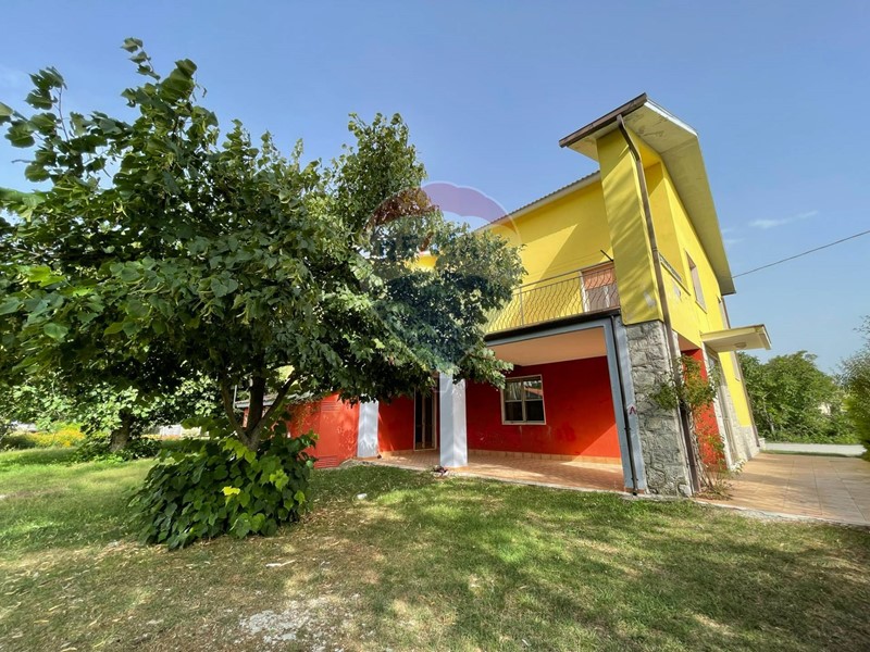 Casa Indipendente in Vendita a Rocchetta a Volturno, 145'000€, 237 m²