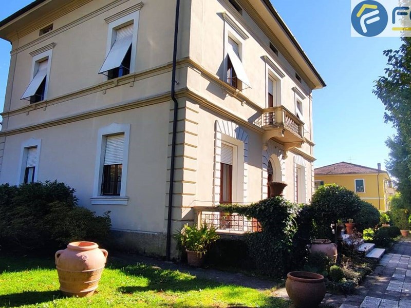 Appartamento in Vendita a Barga, 780'000&euro;, 220 m²