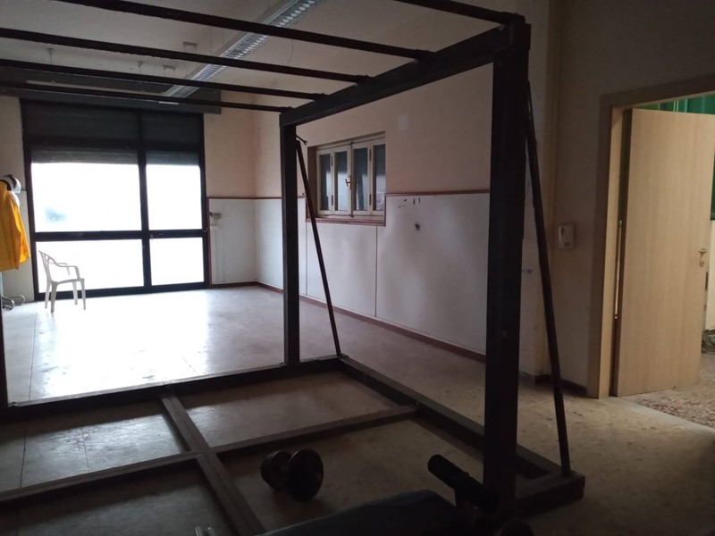 Attività commerciale in Affitto a Pontedera, 750€, 160 m²