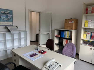 Attività commerciale in Affitto a Lucca, 2'000€, 580 m²