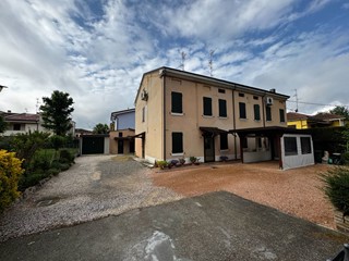 Casa Semi Indipendente in Vendita a Mirandola, 73'000€, 109 m²