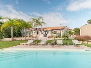 Villa in Affitto a Noto, 3'000€, 120 m²