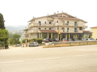 Immobile commerciale in Vendita a Bellante, 280'000€, 385 m²