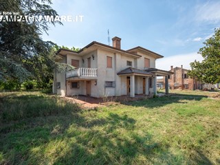 Casa Indipendente in Vendita a Copparo, 69'000&euro;, 280 m²