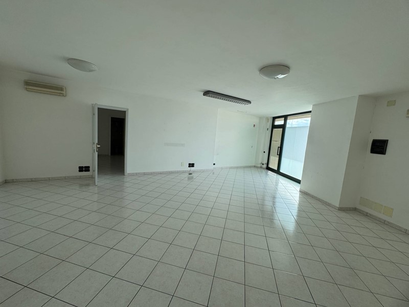 Immobile commerciale in Affitto a Fermo, 1'700&euro;, 118 m²