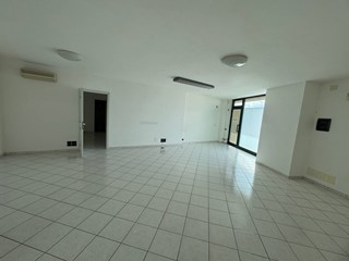 Immobile commerciale in Affitto a Fermo, 1'700€, 118 m²