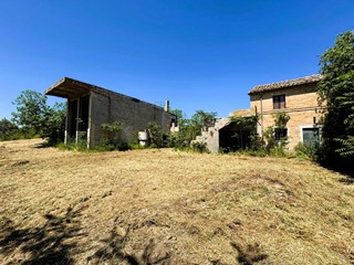 Rustico in Vendita a Porto San Giorgio, 300 m²