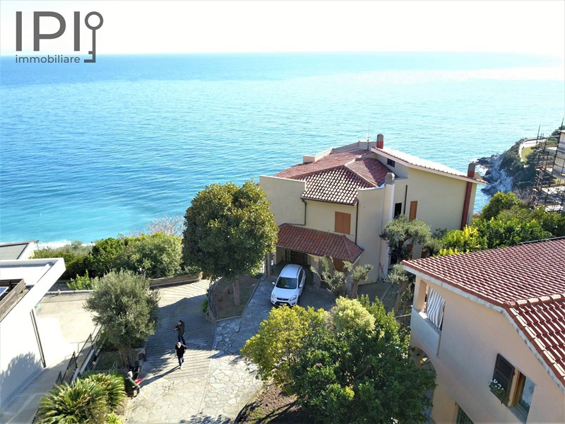 Villa in Vendita a Bergeggi, 1'680'000€, 390 m²
