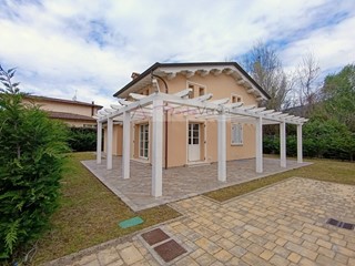 Villa in Vendita a Pietrasanta, 950'000€, 230 m²