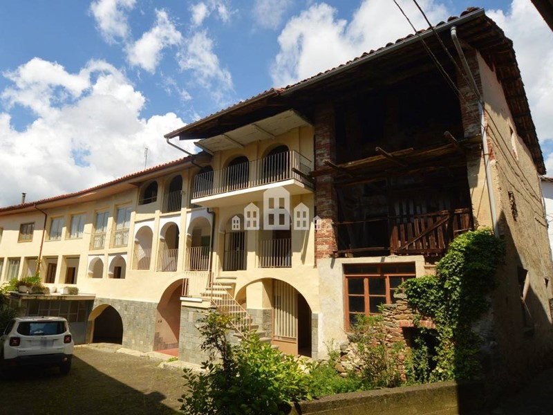 Casa Indipendente in Vendita a Val di Chy, 95'000€, 242 m²