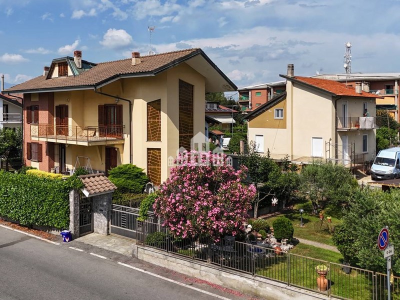 Villa in Vendita a Rivarolo Canavese, 480'000€, 332 m², con Box