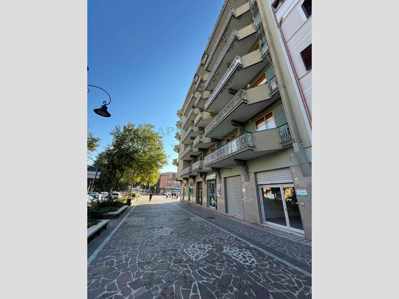 Immobile commerciale in Affitto a Avellino, 900&euro;, 65 m²
