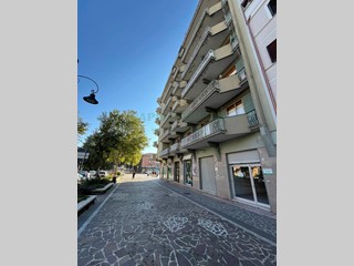 Immobile commerciale in Affitto a Avellino, 900€, 65 m²