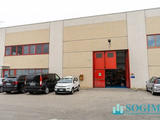Capannone in Vendita a Turate, 450'000€, 475 m²