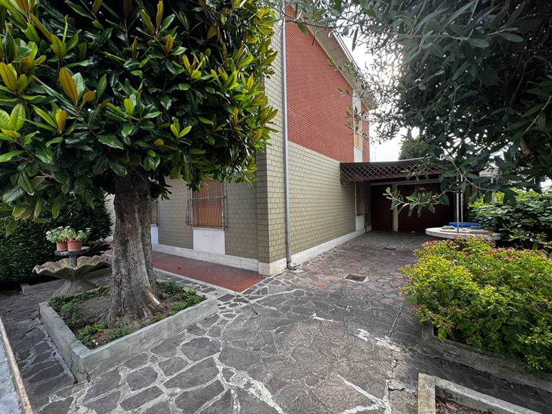 Villa in Vendita a Mirandola, 220'000€, 194 m²