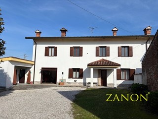 Casa Semi Indipendente in Vendita a Savogna d'Isonzo, 235'000€, 170 m², con Box
