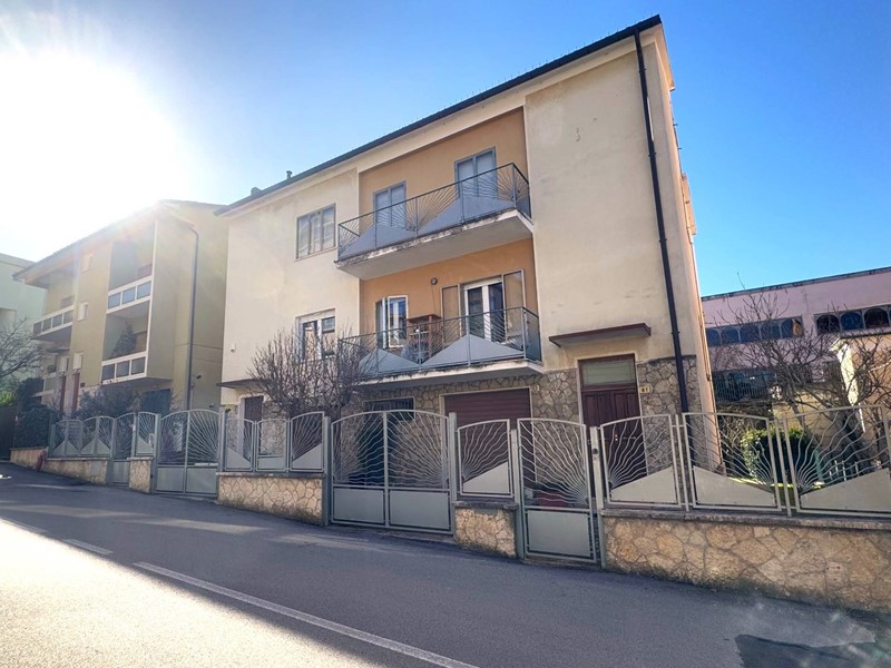 Casa Semi Indipendente in Vendita a Fabriano, 157'000€, 125 m²