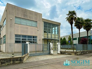 Capannone in Affitto a Azzate, 5'000&euro;, 680 m²