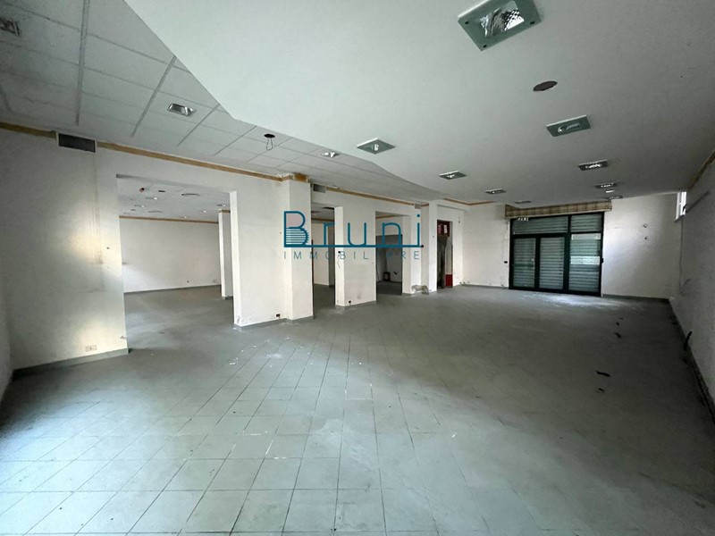 Immobile commerciale in Affitto a Alba Adriatica, 1'500€, 215 m²