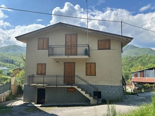 Casa Indipendente in Vendita a Frabosa Sottana, 98'000€, 140 m²