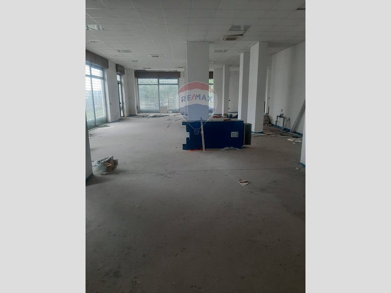 Negozio in Affitto a Pero, 4'000€, 425 m²