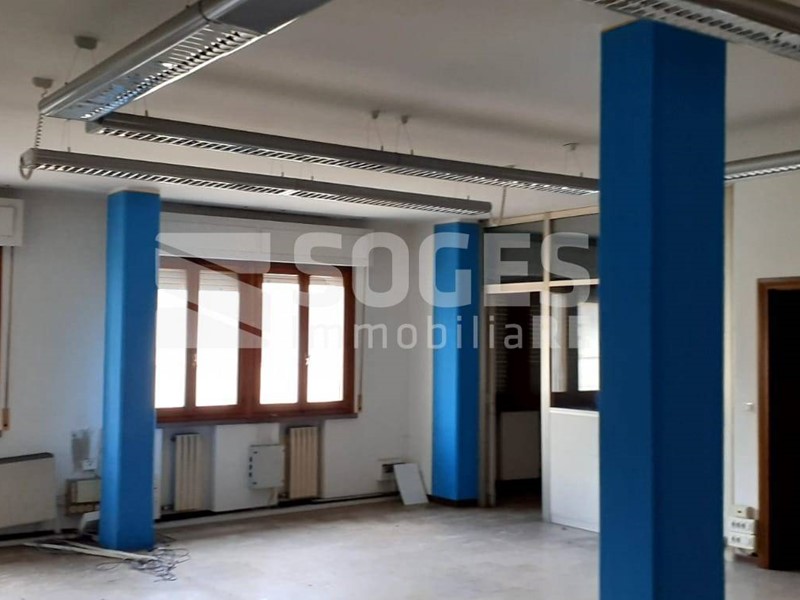 Ufficio in Vendita a Santa Croce sull'Arno, 75'000€, 200 m²