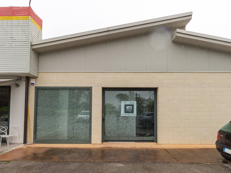 Immobile commerciale in Vendita a Aviano, 70'000€, 220 m²