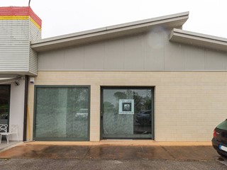 Immobile commerciale in Vendita a Aviano, 70'000€, 220 m²