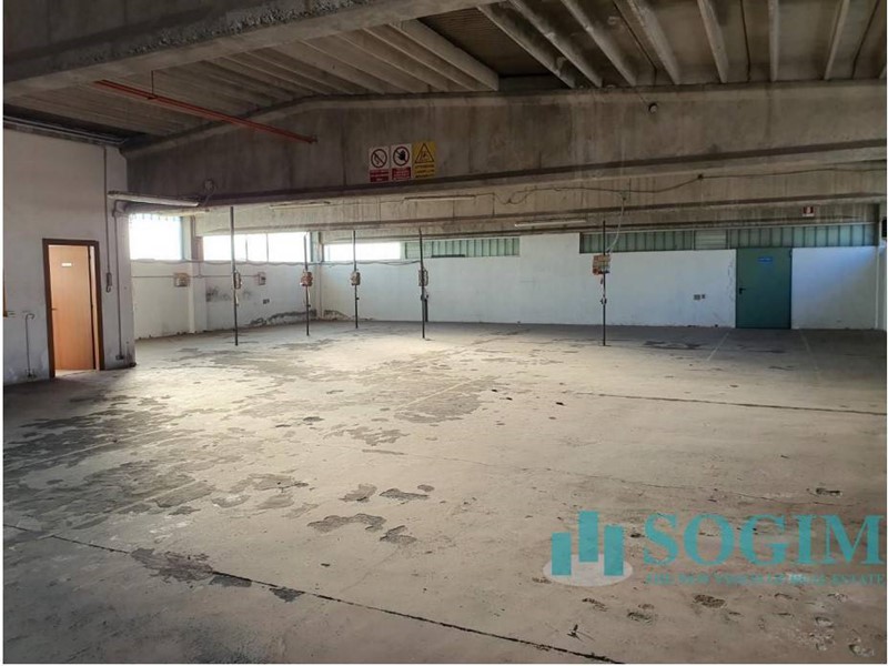 Capannone in Affitto a Vertemate con Minoprio, 1'090€, 440 m²
