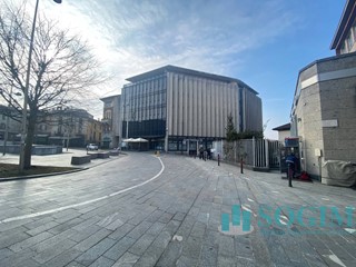 Negozio in Affitto a Cantù, 1'200€, 140 m²