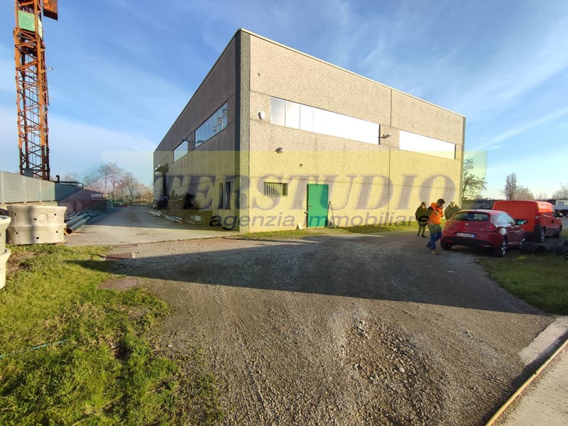 Capannone in Vendita a Brignano Gera d'Adda, 500'000€, 720 m²