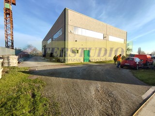 Capannone in Vendita a Brignano Gera d'Adda, 500'000€, 720 m²