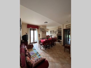 Appartamento in Vendita a Monsampietro Morico, 104'000€, 117 m²