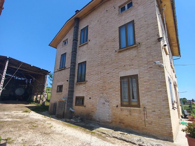 Casa Indipendente in Vendita a Falerone, 180'000€, 300 m²