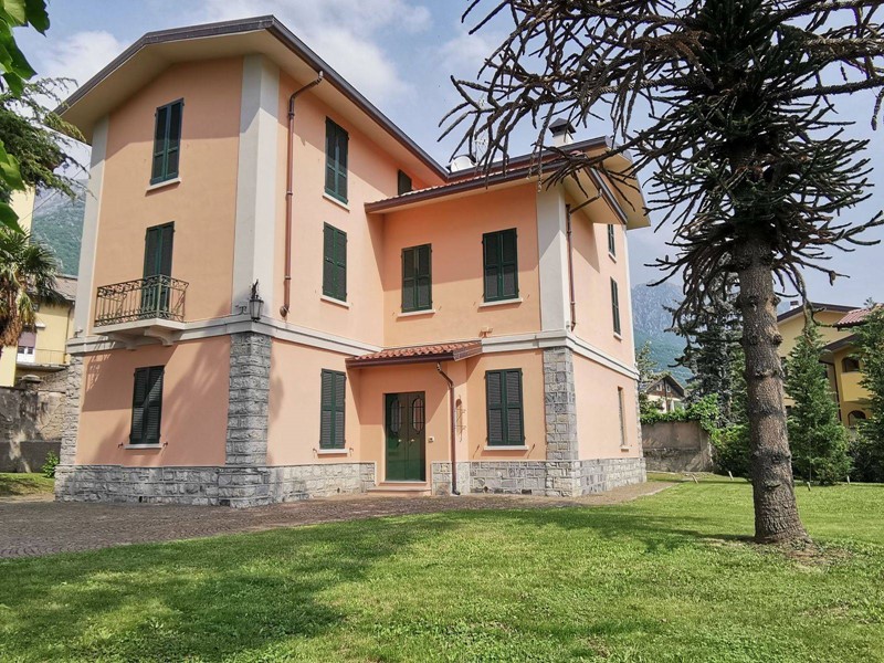 Villa in Vendita a Civate, 750'000€, 400 m²