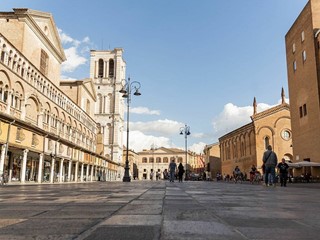 Negozio in Vendita a Ferrara, 580'000€, 220 m²