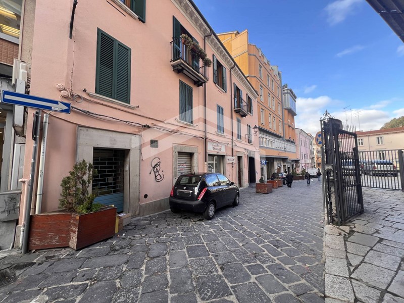 Immobile commerciale in Vendita a Campobasso, 65'000€, 61 m²