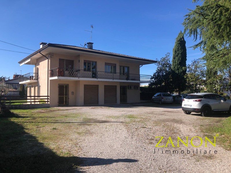 Immobile commerciale in Vendita a Capriva del Friuli, 130'000€, 125 m²