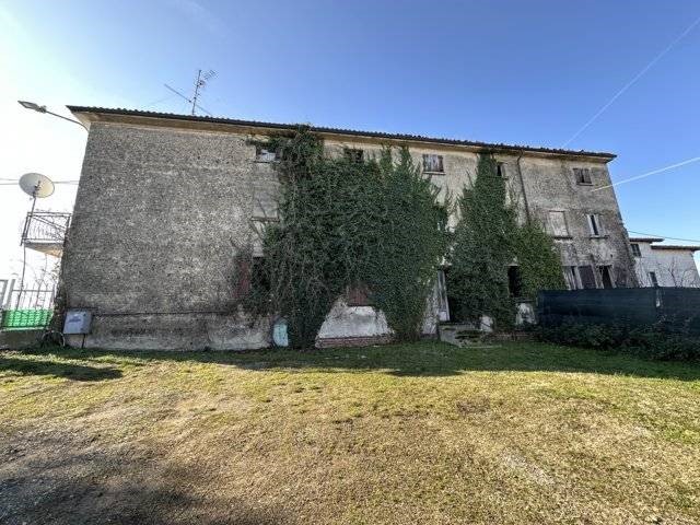 Casa Indipendente in Vendita a Rovescala, 30'000€, 180 m²