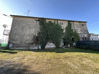 Casa Indipendente in Vendita a Rovescala, 30'000€, 180 m²
