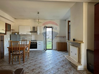 Trilocale in Vendita a Montaquila, 98'000€, 324 m²