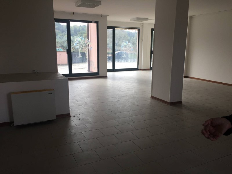 Attività commerciale in Affitto a Empoli, 900&euro;, 100 m²