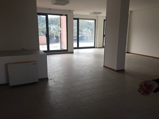 Attività commerciale in Affitto a Empoli, 900&euro;, 100 m²
