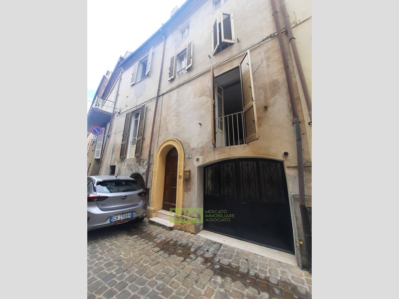 Casa Indipendente in Vendita a Montefiore dell'Aso, 75'000€, 200 m²