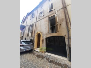 Casa Indipendente in Vendita a Montefiore dell'Aso, 75'000€, 200 m²