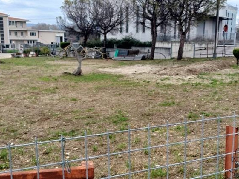 Attività commerciale in Vendita a Spoltore, 140'000€, 1613 m²