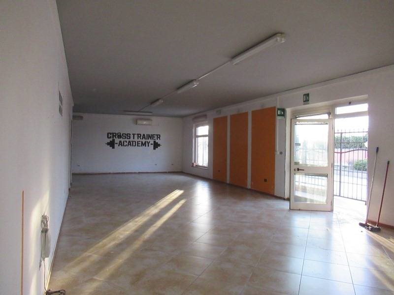 Immobile commerciale in Affitto a Cepagatti, 1'800€, 210 m²