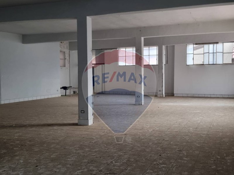 Immobile commerciale in Vendita a Paternò, 90'000€, 305 m²