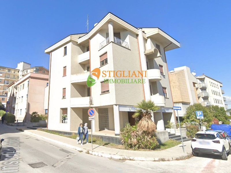 Monolocale in Vendita a Campobasso, 1000 m², con Box