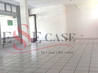 Attività commerciale in Affitto a Alzano Lombardo, 800€, 105 m²